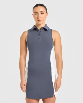 Robe à col emblématique
