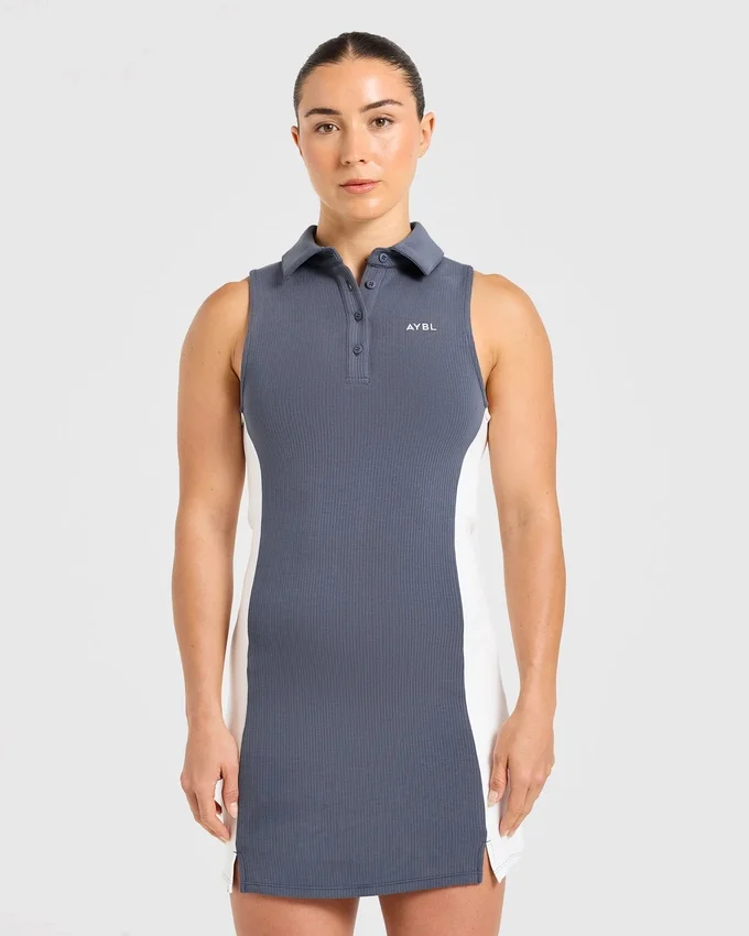 Robe à col emblématique