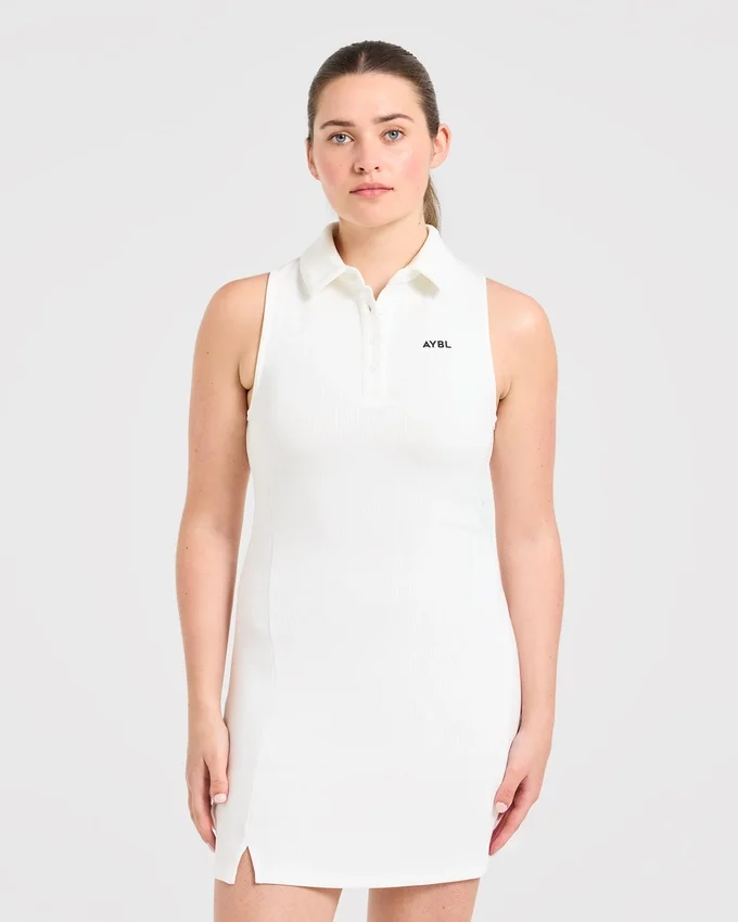 Robe à col emblématique