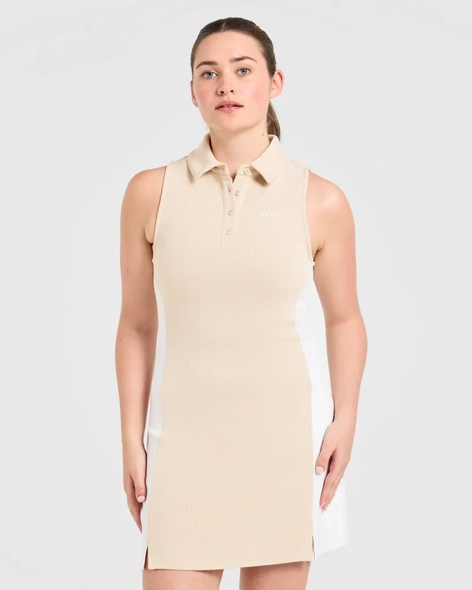 Robe à col emblématique
