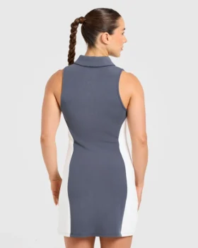 Robe à col emblématique