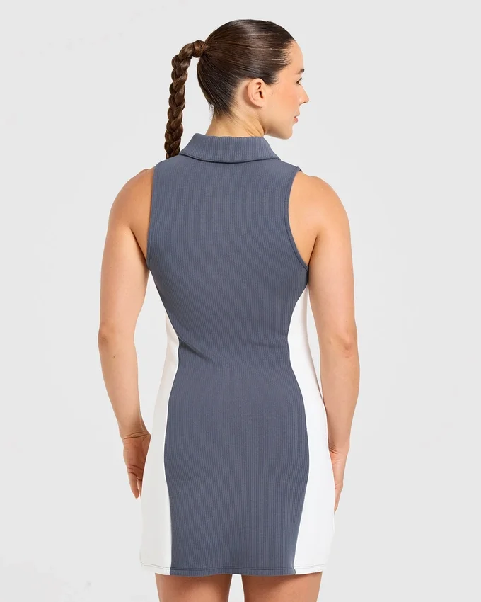 Robe à col emblématique