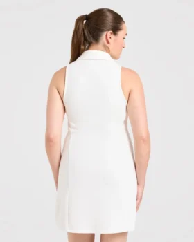 Robe à col emblématique