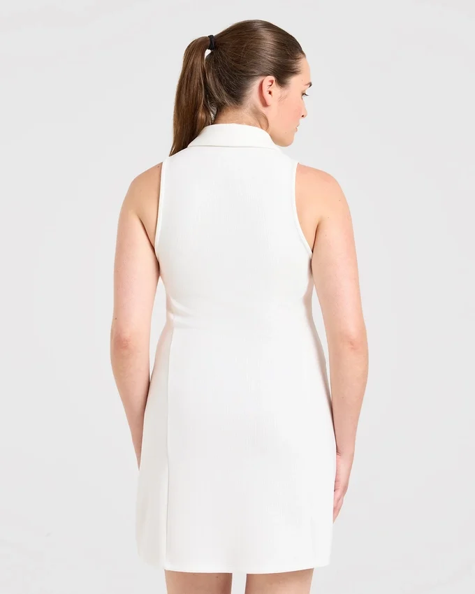 Robe à col emblématique