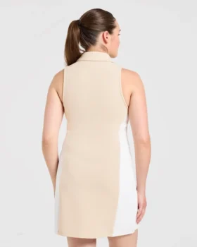 Robe à col emblématique