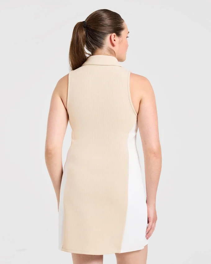 Robe à col emblématique