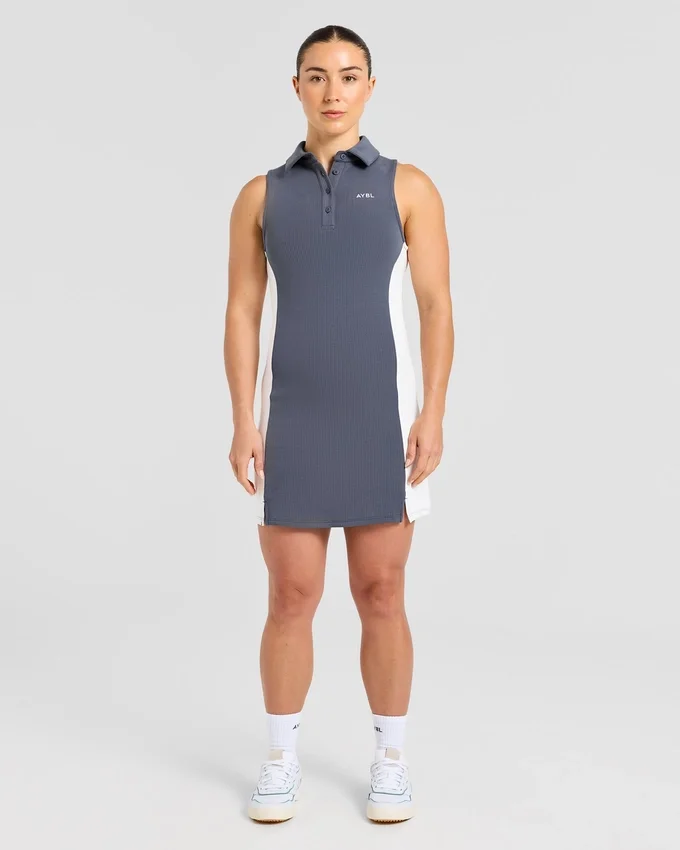 Robe à col emblématique