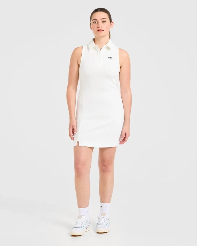 Robe à col emblématique