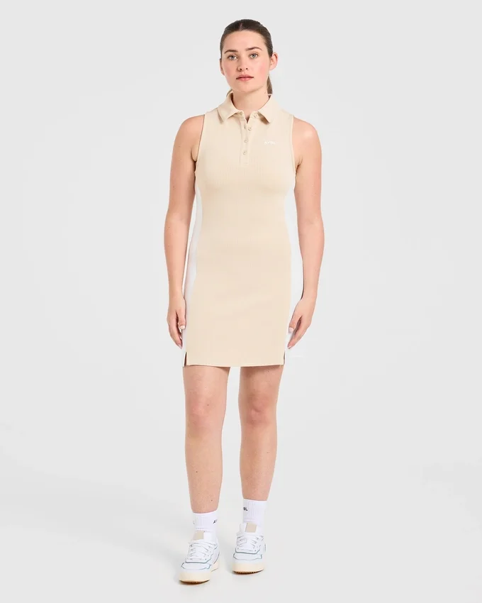 Robe à col emblématique