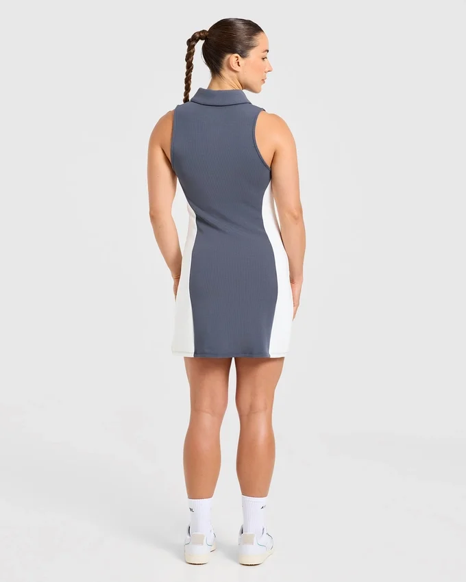 Robe à col emblématique