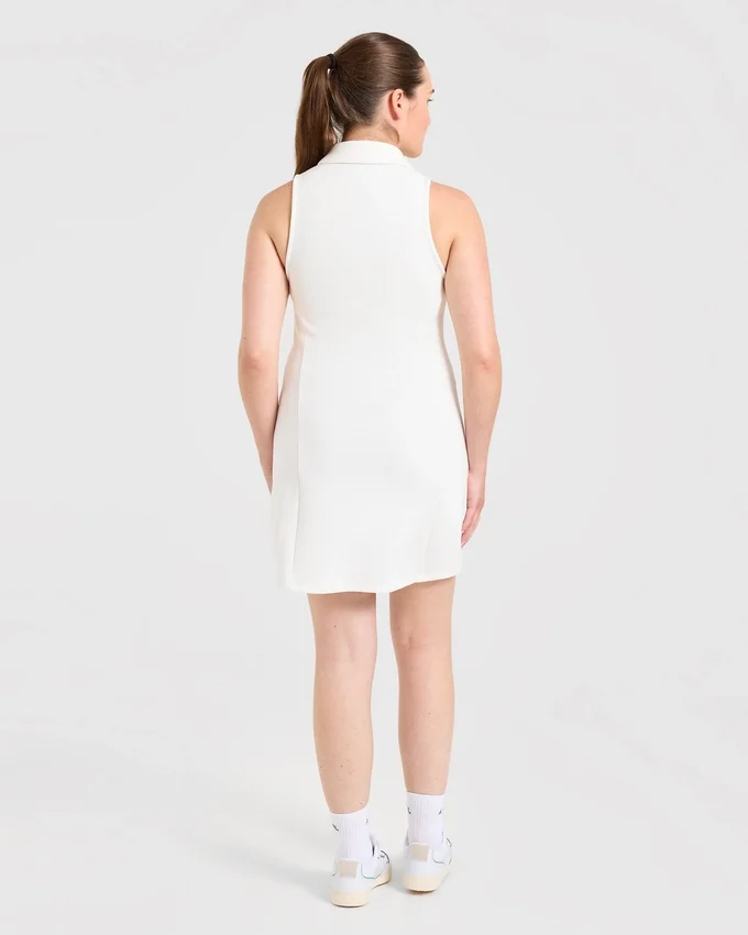 Robe à col emblématique