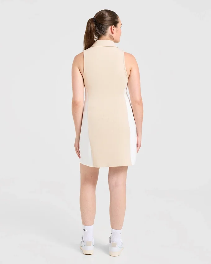 Robe à col emblématique