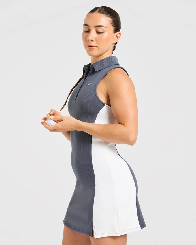Robe à col emblématique
