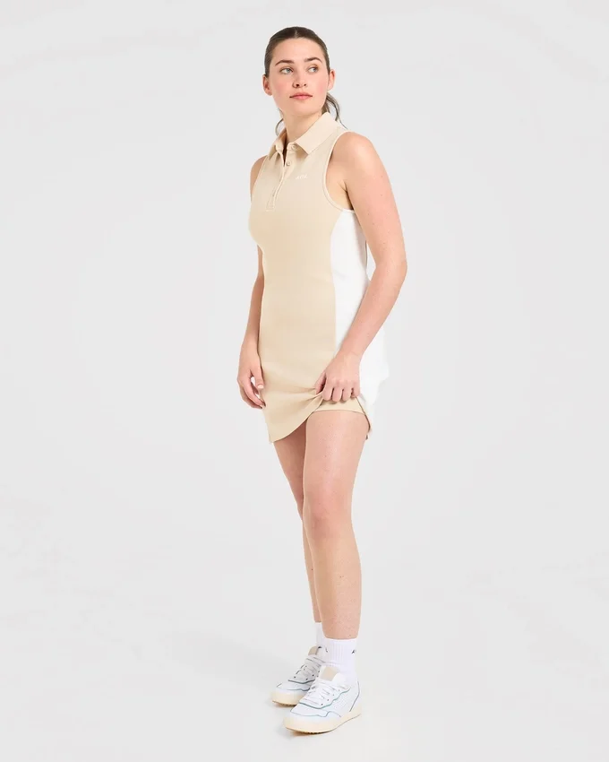 Robe à col emblématique