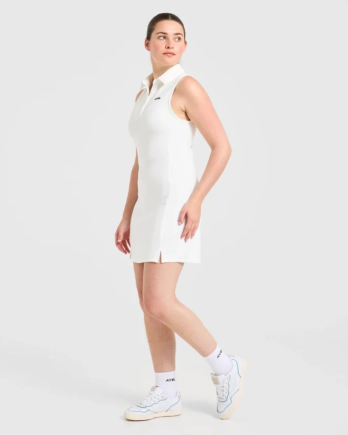 Robe à col emblématique