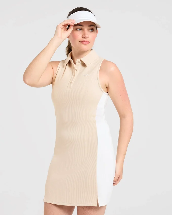 Robe à col emblématique