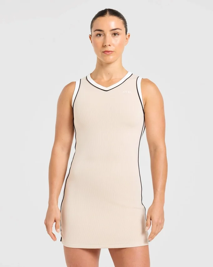 Robe emblématique à col en V