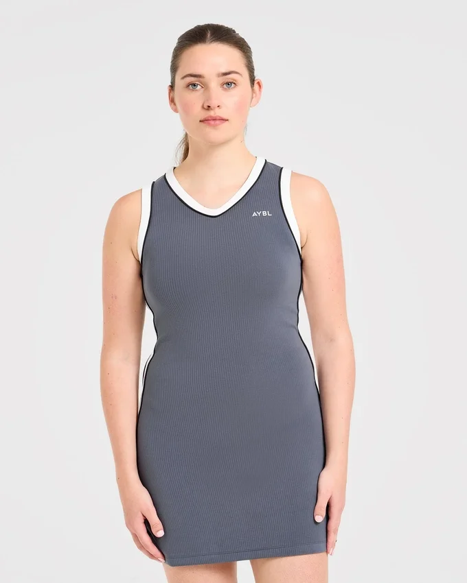 Robe emblématique à col en V