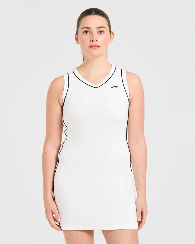 Robe emblématique à col en V
