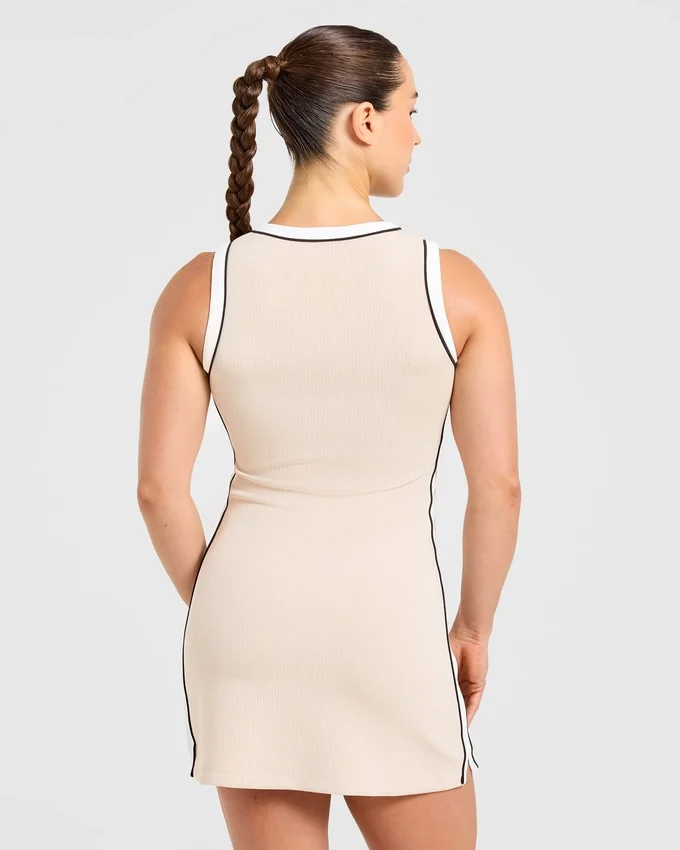 Robe emblématique à col en V