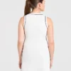 Robe emblématique à col en V
