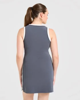 Robe emblématique à col en V