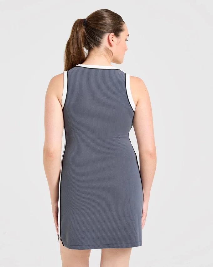 Robe emblématique à col en V