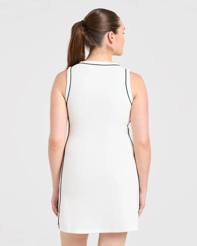 Robe emblématique à col en V