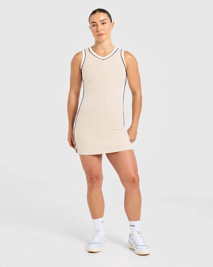Robe emblématique à col en V