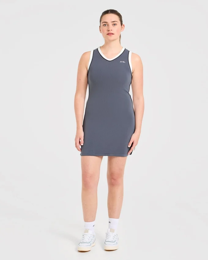 Robe emblématique à col en V