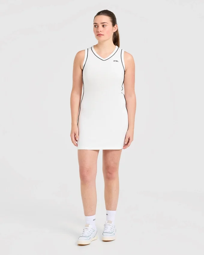 Robe emblématique à col en V