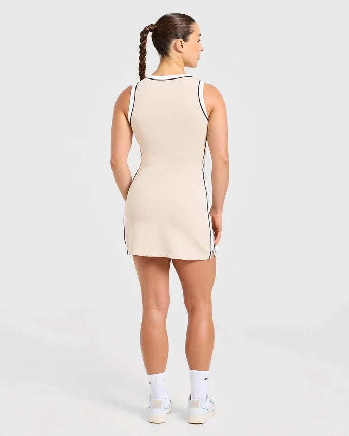 Robe emblématique à col en V