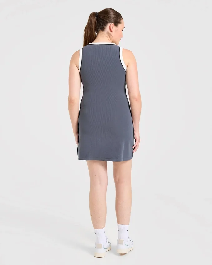Robe emblématique à col en V