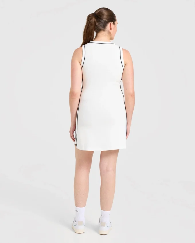 Robe emblématique à col en V