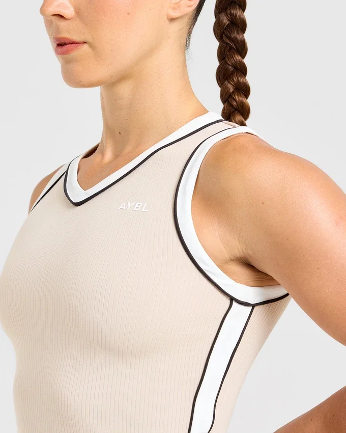 Robe emblématique à col en V