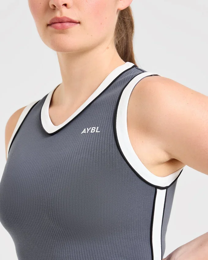 Robe emblématique à col en V