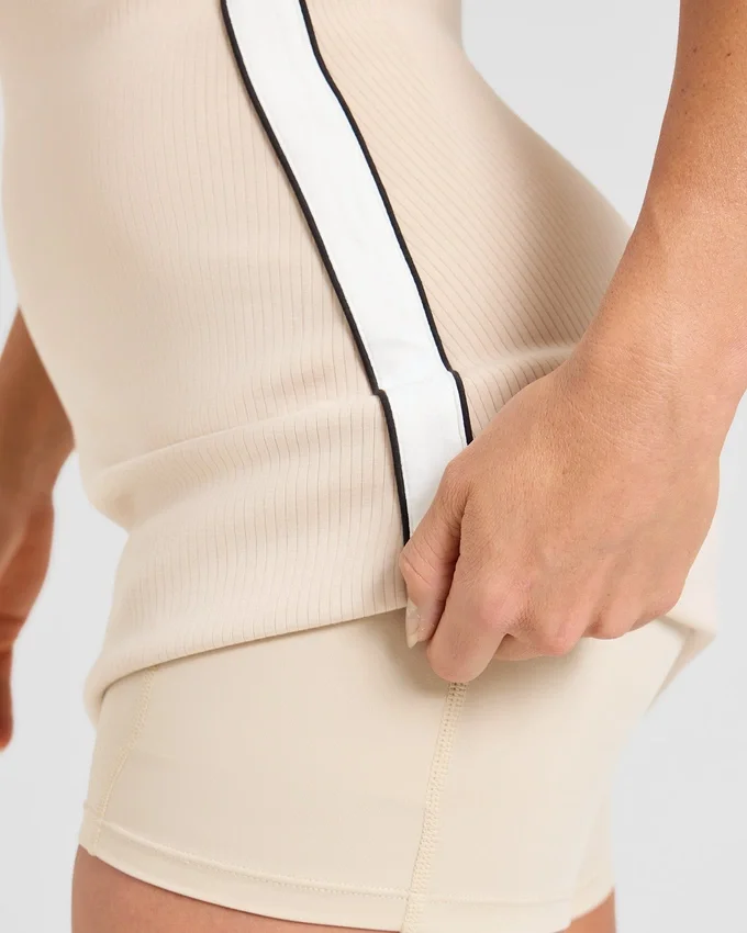 Robe emblématique à col en V