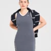 Robe emblématique à col en V