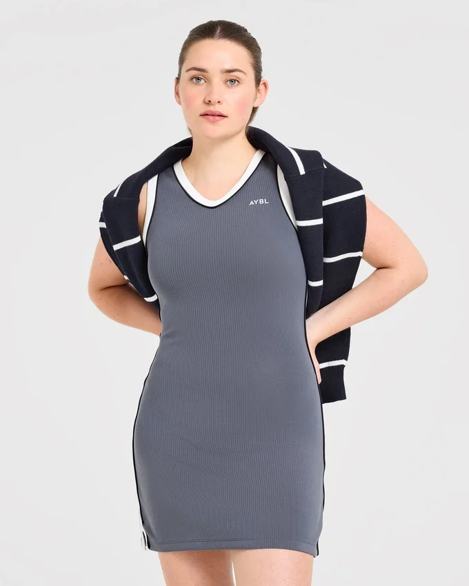 Robe emblématique à col en V
