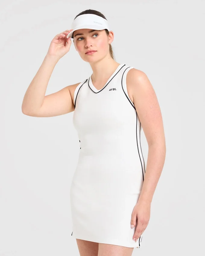 Robe emblématique à col en V