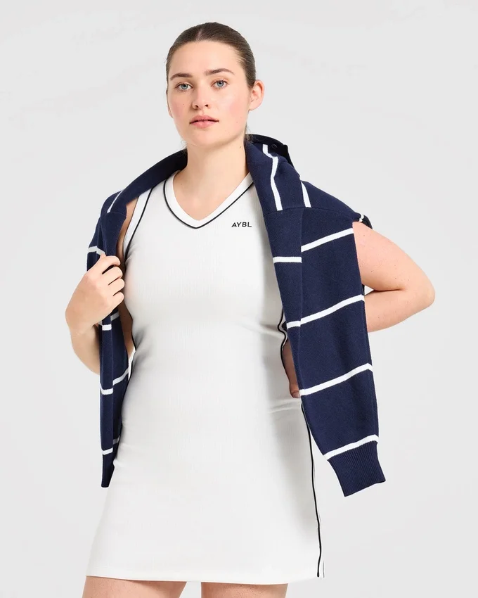 Robe emblématique à col en V